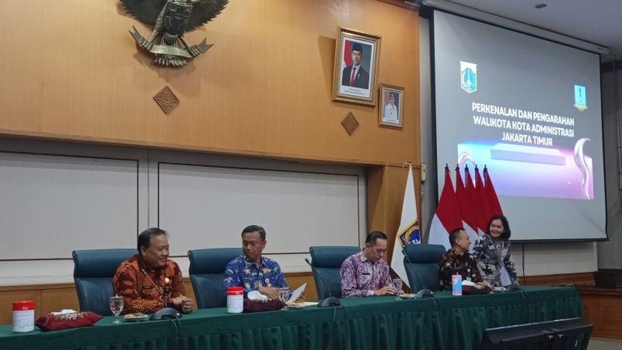 Wali Kota Jakarta Timur yang baru, Munjirin, akan mengecek kondisi JPO rusak dan kabel semrawut di wilayahnya, serta berkoordinasi dengan camat dan lurah untuk mencari solusi.