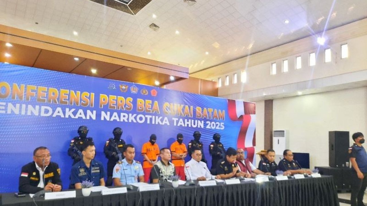 Bea Cukai Batam menggagalkan penyelundupan 3 kilogram sabu dari Malaysia dengan modus disembunyikan di dalam koper; dua tersangka ditangkap dan dijerat dengan UU Narkotika.