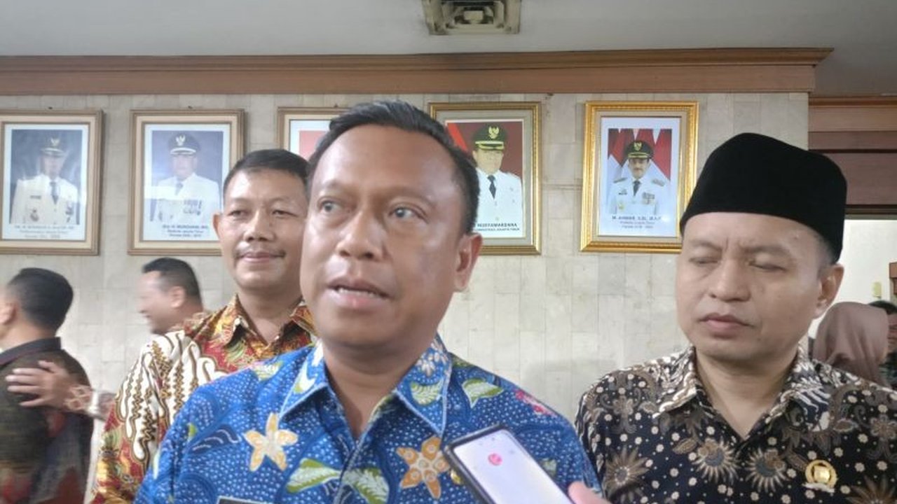 Munjirin, Wali Kota Administrasi Jakarta Timur yang baru dilantik, langsung meninjau kantornya pada hari pertama kerja, Kamis (8/5), dan menemukan beberapa bagian yang perlu disempurnakan.