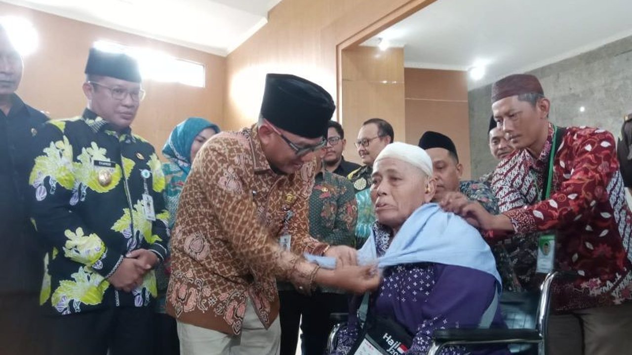 60 Calon haji Kabupaten Belitung dilepas menuju asrama haji di Pangkalpinang untuk selanjutnya berangkat ke Tanah Suci, membawa doa dan harapan untuk daerah.
