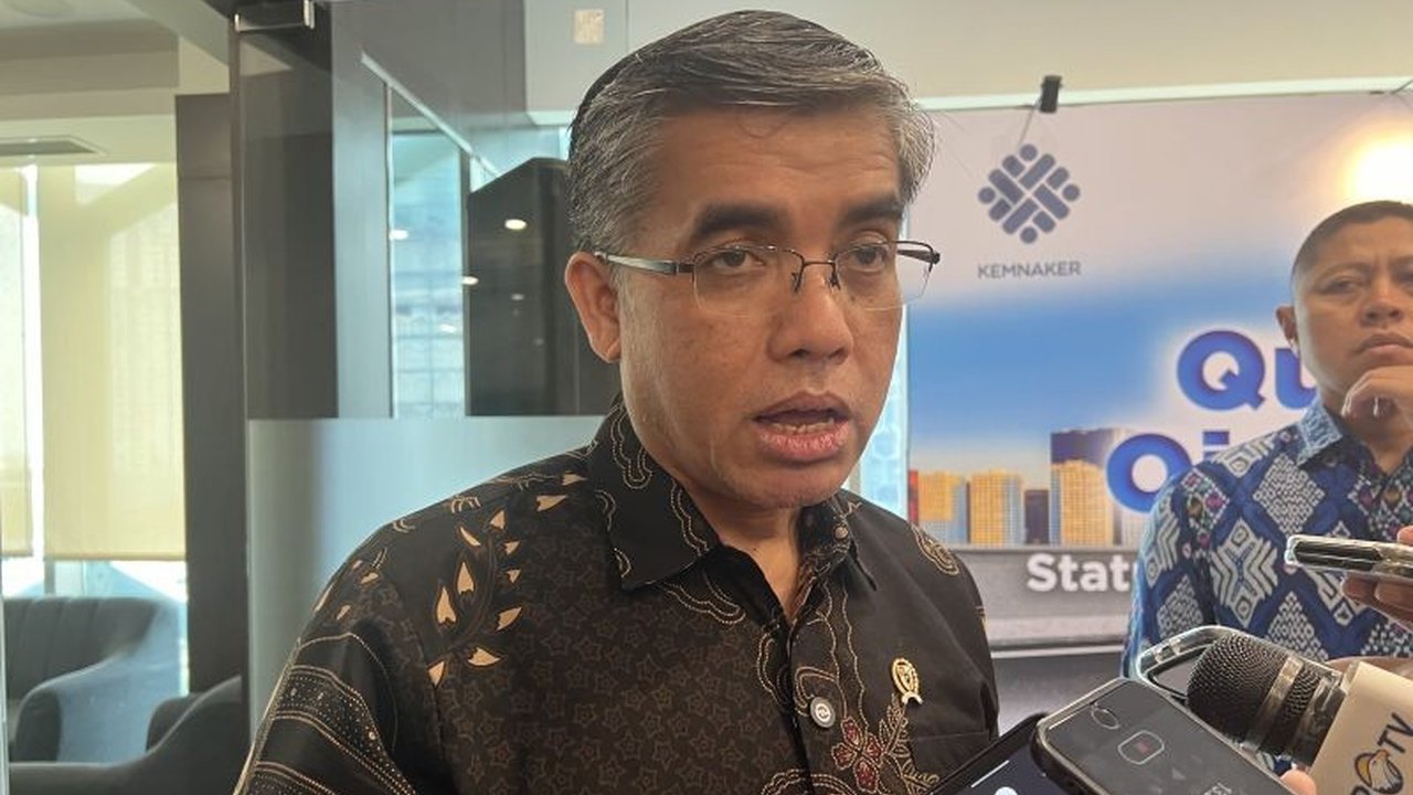 Menaker Yassierli optimalkan platform SIAPKerja untuk menangani lonjakan PHK di Indonesia dengan mengintegrasikan data lowongan kerja dan berkolaborasi dengan kementerian lain.