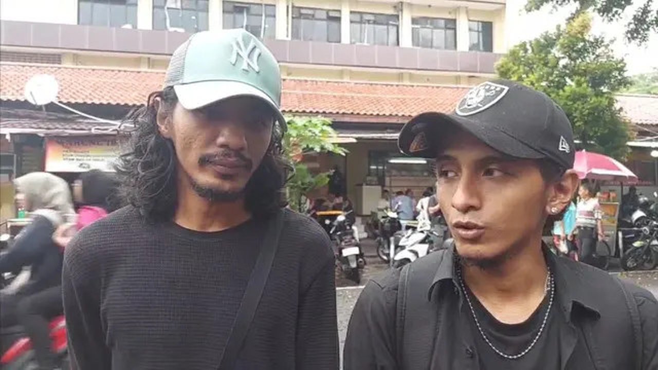 Kedua kakak Vadel Badjideh, Martin Badjideh dan Bintang Badjideh di Polres Metro Jakarta Selatan, Selasa (18/2/2025). (Dok. via M. Altaf Jauhar)