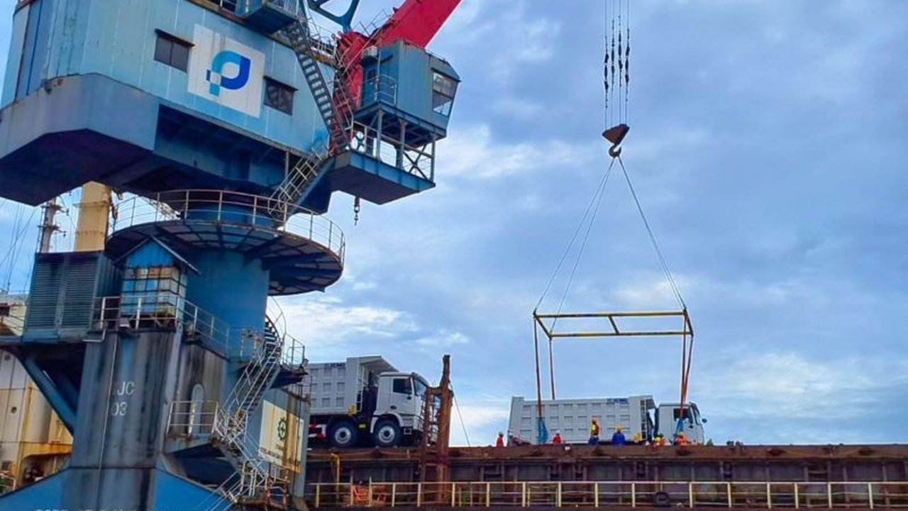 PT Pelindo Solusi Logistik (SPSL) berhasil memfasilitasi mobilisasi 192 unit alat berat di Pelabuhan Boom Baru, Palembang, Sumatra Selatan, mendukung proyek infrastruktur strategis pemerintah.