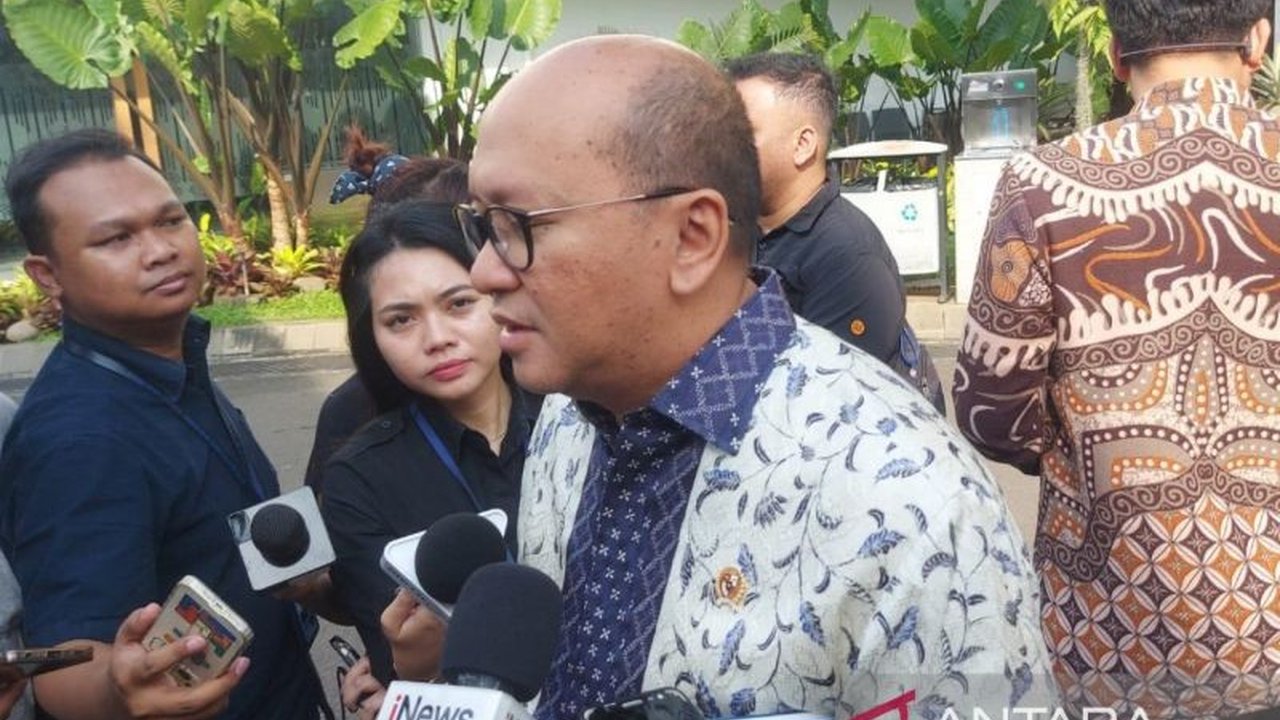 CEO Danantara Rosan Perkasa Roeslani mengonfirmasi penundaan RUPS dan aksi korporasi BUMN non-publik untuk evaluasi kinerja dan penerapan meritokrasi dalam kepemimpinan.