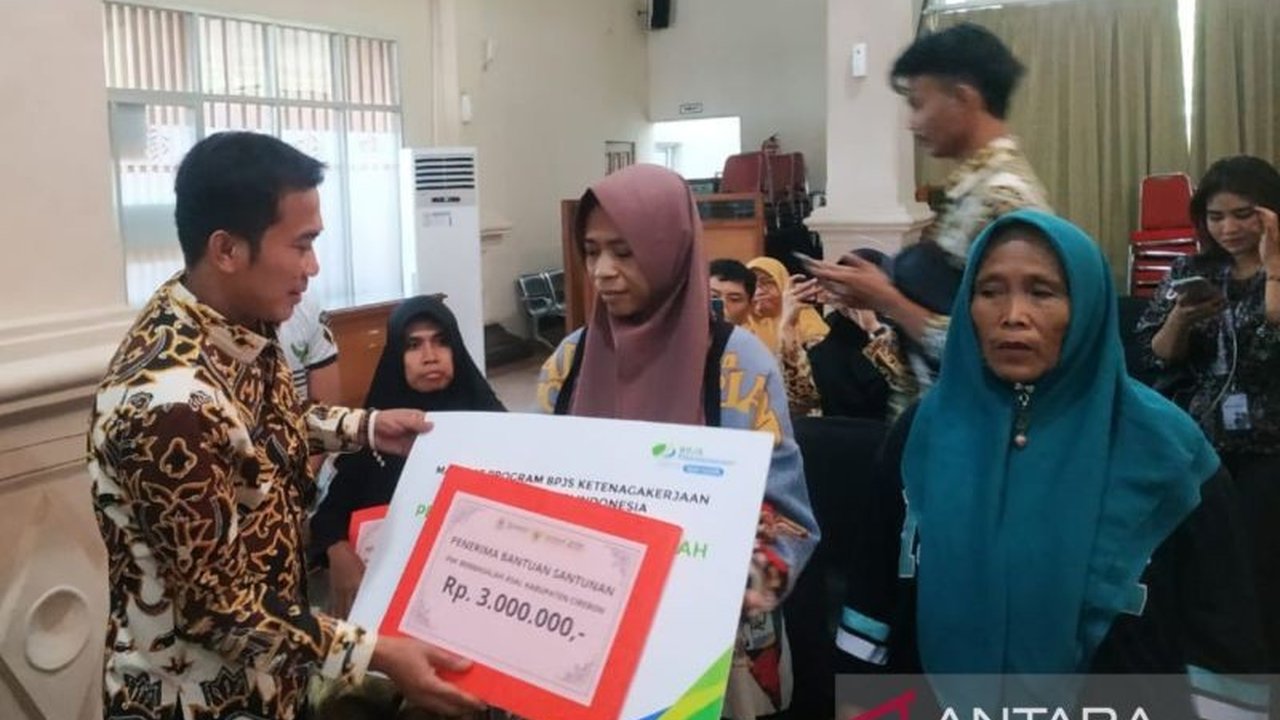 Pemerintah Kabupaten Cirebon memberikan santunan kepada sembilan pekerja migran Indonesia (PMI) yang mengalami masalah saat bekerja di luar negeri, dengan santunan kematian hingga Rp85 juta.