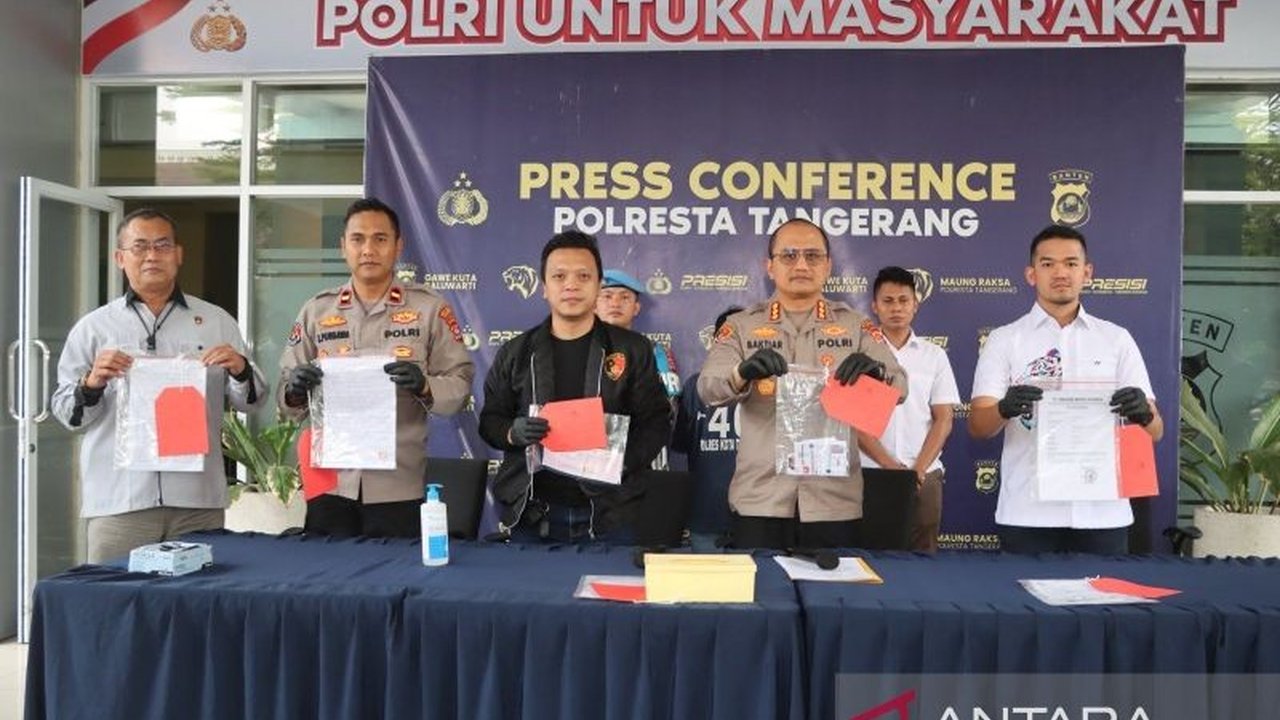 Dua pelaku penipuan berkedok penyaluran tenaga kerja di Tangerang ditangkap polisi; korban mengalami kerugian ratusan juta rupiah setelah ditipu lewat Facebook.