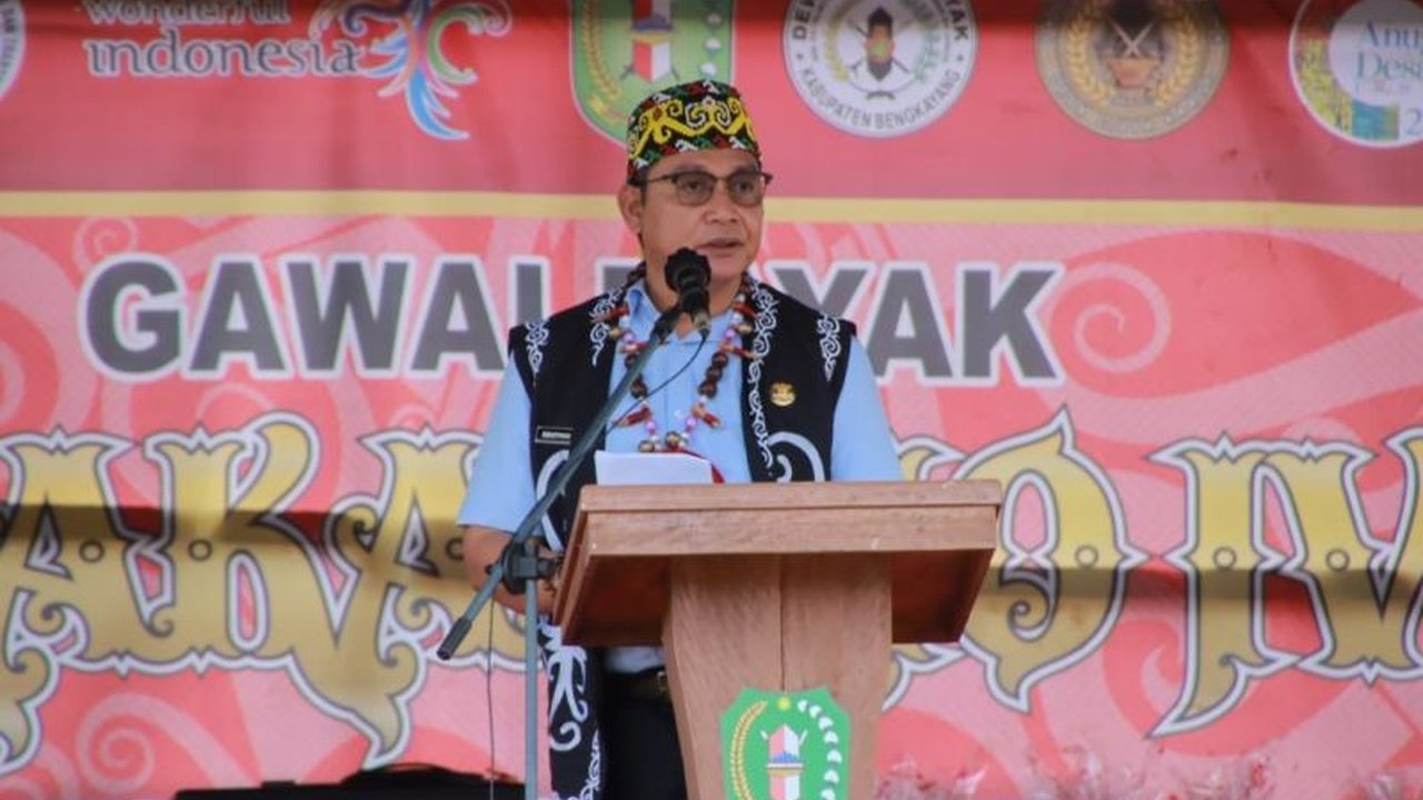 Bupati Bengkayang, Sebastianus Darwis, menekankan pentingnya kolaborasi antara pemerintah, swasta, dan masyarakat untuk memajukan daerah, khususnya dalam bidang pendidikan, kesehatan, dan pengentasan kemiskinan.