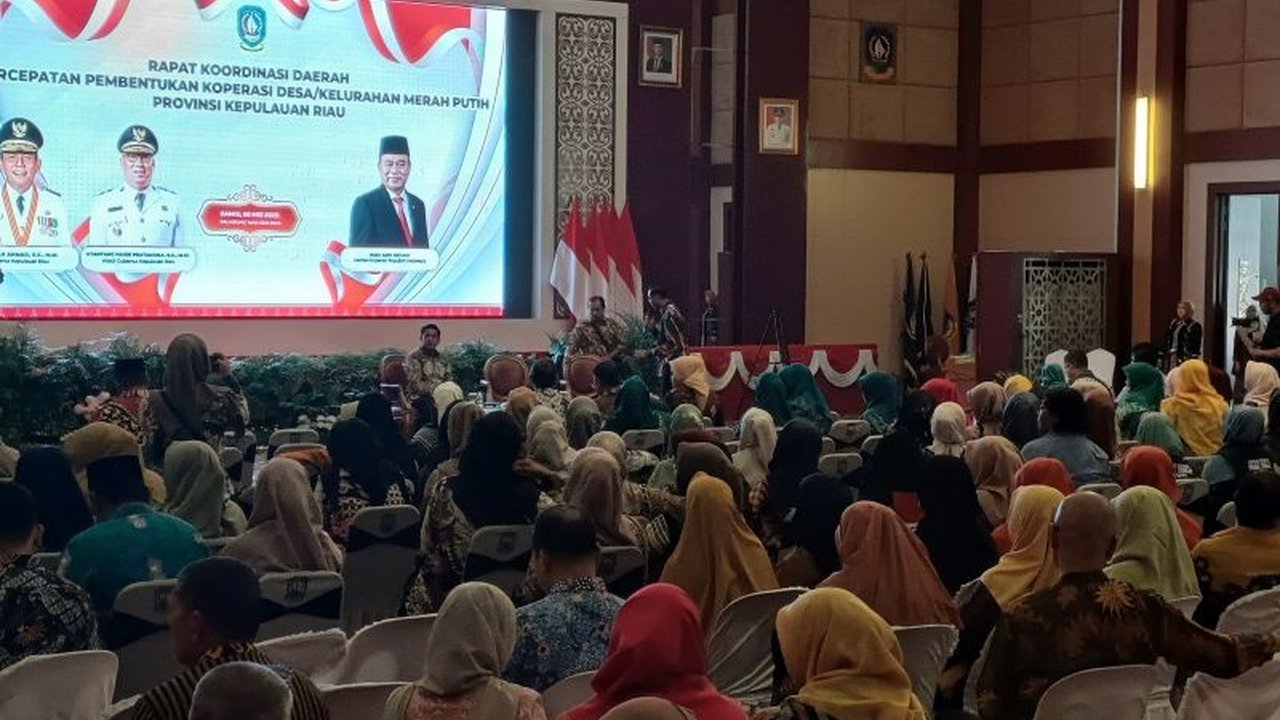 Pemprov Kepri alokasikan Rp2,25 triliun untuk percepatan pembentukan Kopdes Merah Putih, fokus pada potensi lokal dan sektor kelautan, serta target 275 koperasi di seluruh desa dan kelurahan.