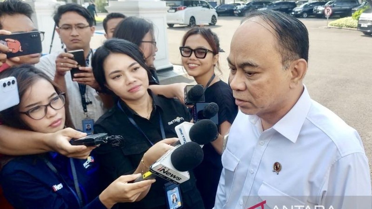 Menteri Koperasi Budi Arie Setiadi mengumumkan rencana sinergi KUD dengan Kopdes Merah Putih untuk meningkatkan kesejahteraan masyarakat desa melalui akses permodalan dan pemberdayaan ekonomi.