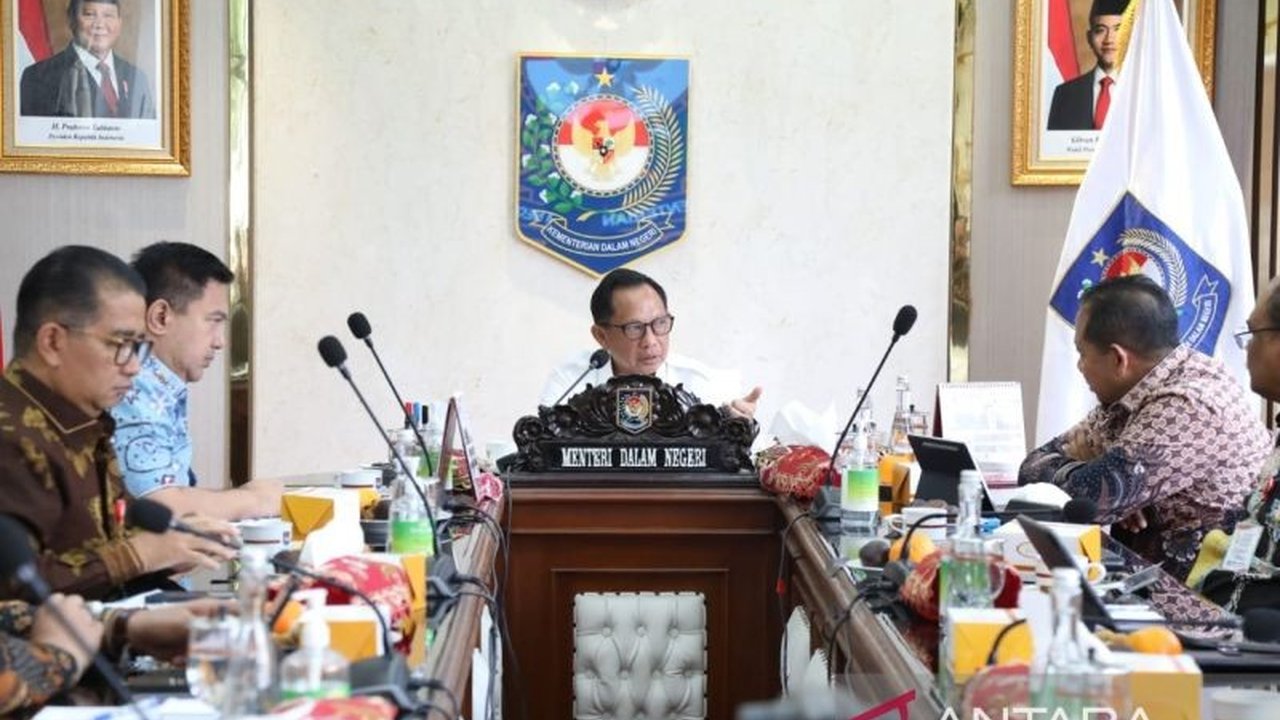 Menteri Dalam Negeri (Mendagri) Muhammad Tito Karnavian menekankan pentingnya pertumbuhan ekonomi daerah sebagai indikator kemajuan, mendorong percepatan realisasi anggaran APBD 2025, dan peningkatan daya beli masyarakat.