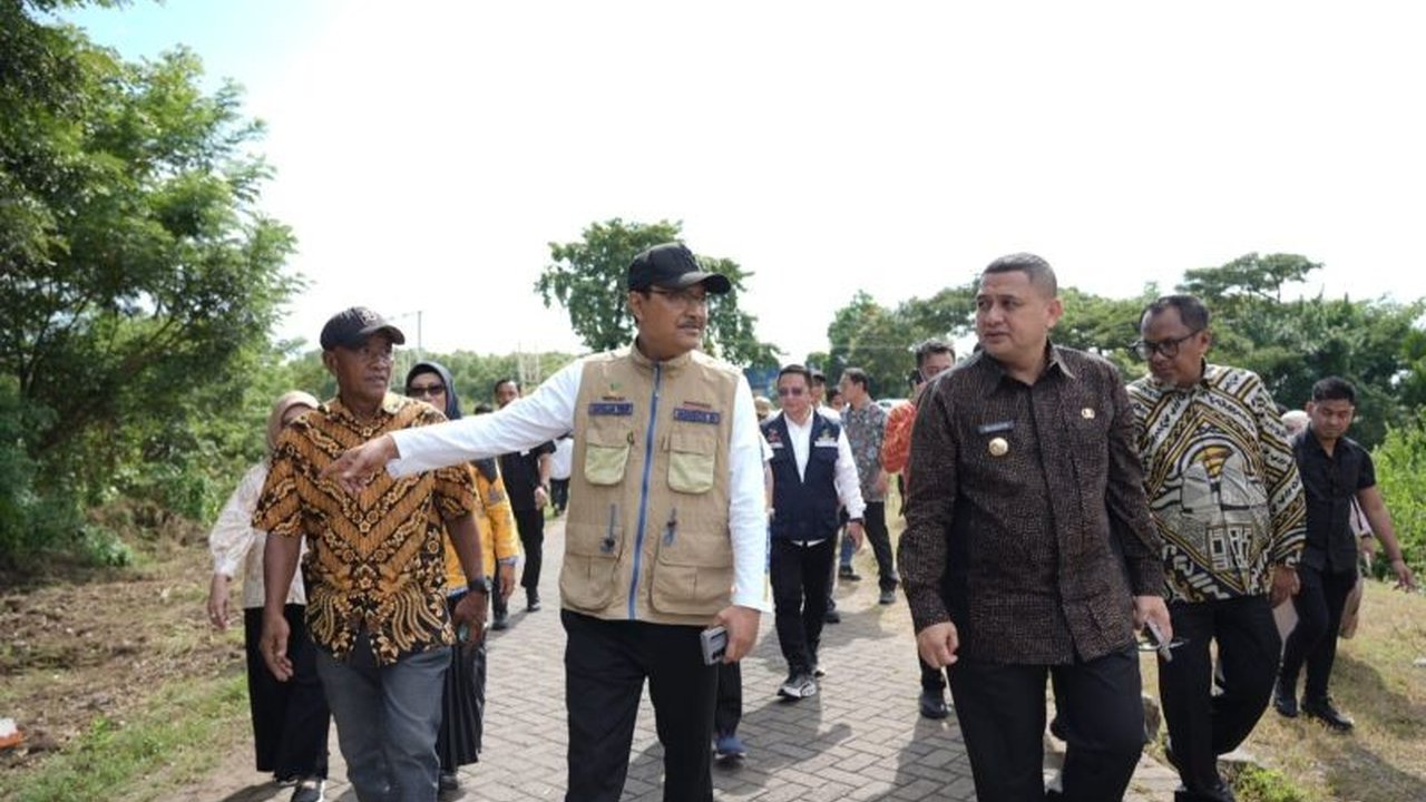 Menteri Sosial Saifullah Yusuf meninjau lahan di Makassar untuk pembangunan Sekolah Rakyat dan rumah baru bagi Naila, siswi penerima beasiswa dan rumah dari Presiden, sebagai upaya percepatan pemberdayaan warga miskin.