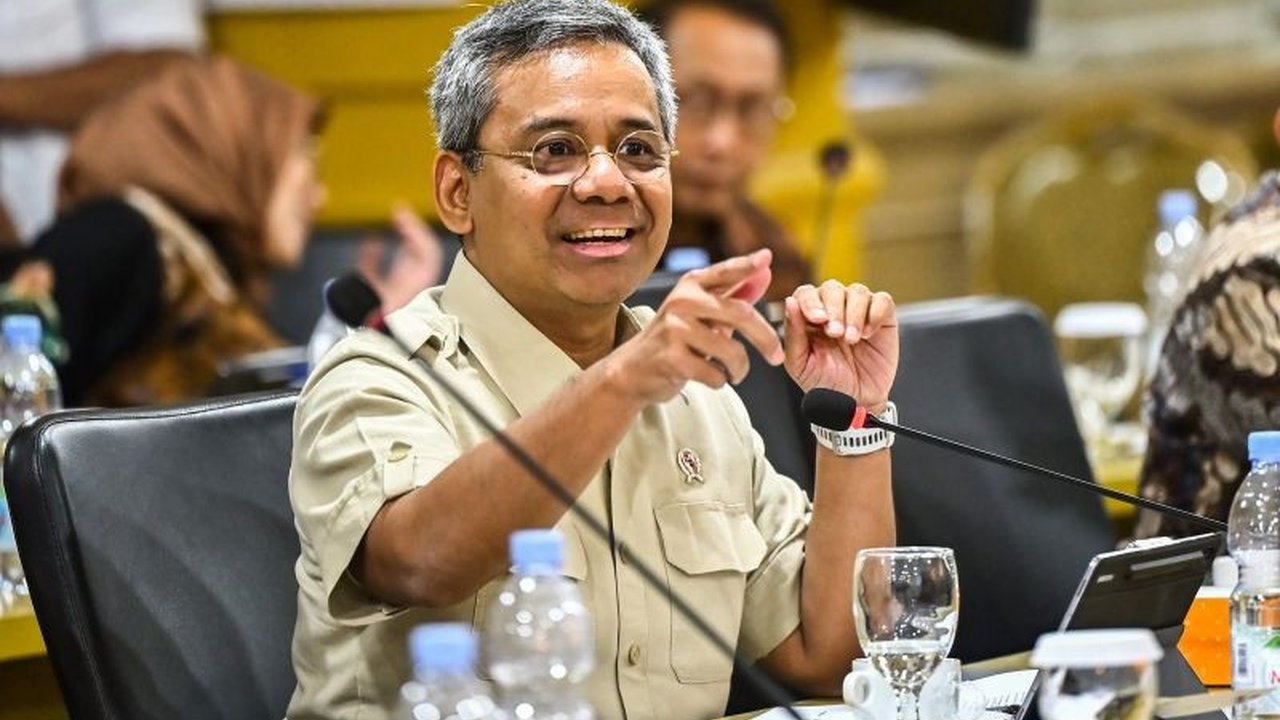 Wakil Menteri Keuangan Suahasil Nazara menjelaskan kebijakan Devisa Hasil Ekspor Sumber Daya Alam (DHE SDA) 100 persen bertujuan memperkuat perputaran ekonomi dalam negeri dan memberikan manfaat optimal bagi negara.