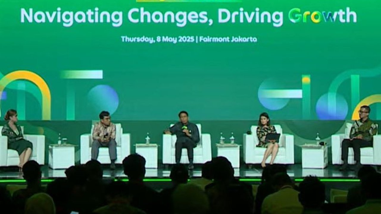 Direktur Utama KAI, Didiek Hartantyo, mengungkapkan kunci sukses perusahaan dalam menghadapi perubahan bisnis adalah adaptasi, solusi inovatif, dan kolaborasi lintas sektor, ditandai dengan peningkatan layanan dan ekspansi bisnis logistik.