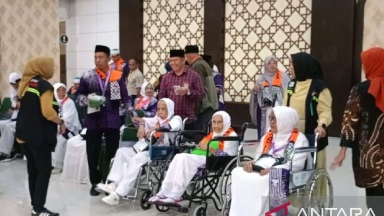Sistem layanan haji 'one stop service' di Embarkasi Makassar memberikan perhatian khusus kepada jamaah lansia, risiko tinggi, dan disabilitas dengan pelayanan terintegrasi.