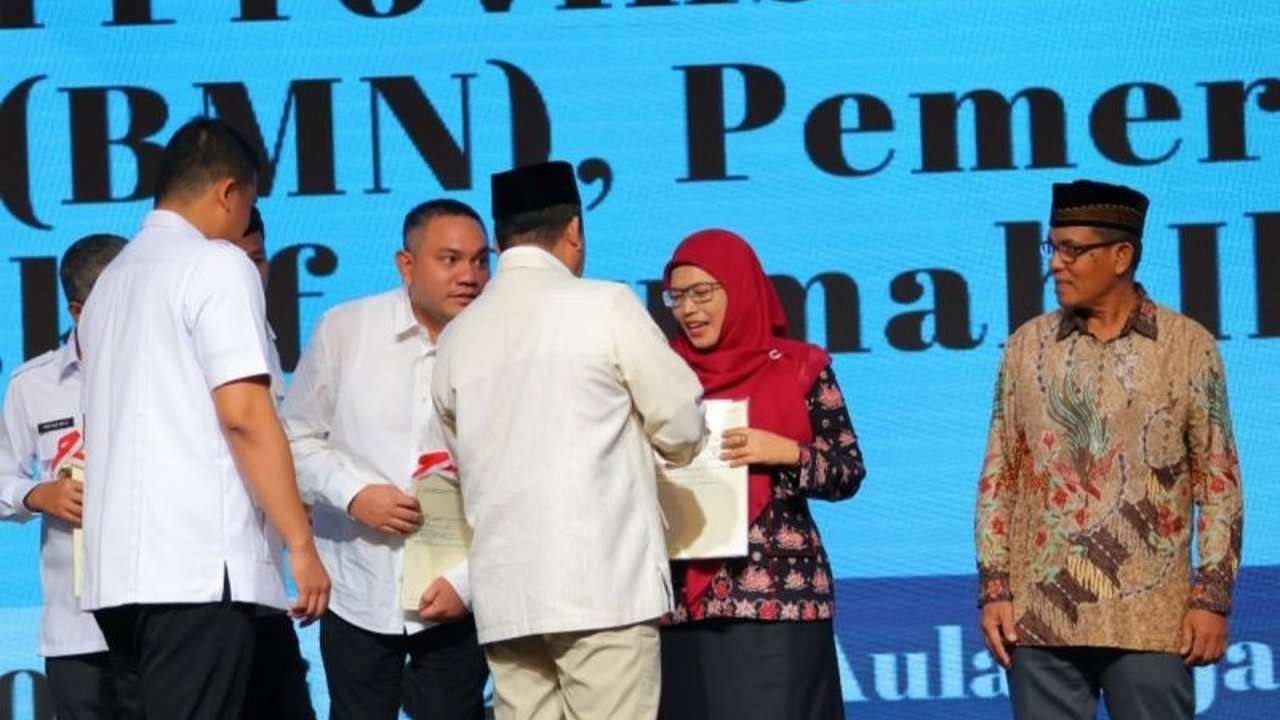 Menteri ATR/BPN, Nusron Wahid, menyerahkan sertifikat tanah seluas 97,138 hektare kepada UINSU Medan untuk pengembangan kampus, ditandai sebagai langkah penting dalam memperkuat legalitas aset dan pengembangan pendidikan tinggi keagamaan di Indonesia.