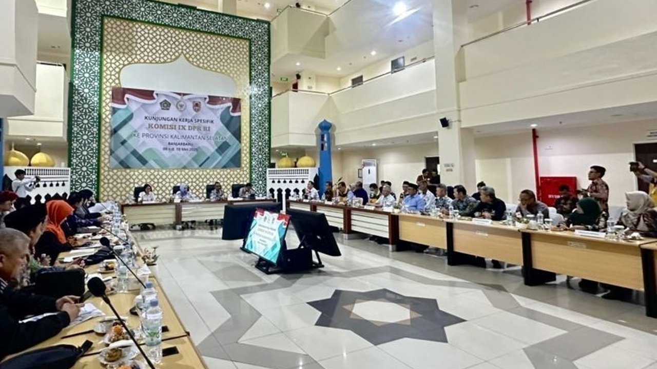 Komisi IX DPR RI melakukan kunjungan kerja untuk meninjau dan mengawasi pelayanan kesehatan bagi calon jemaah haji di Asrama Haji Embarkasi Banjarmasin, Kalimantan Selatan.