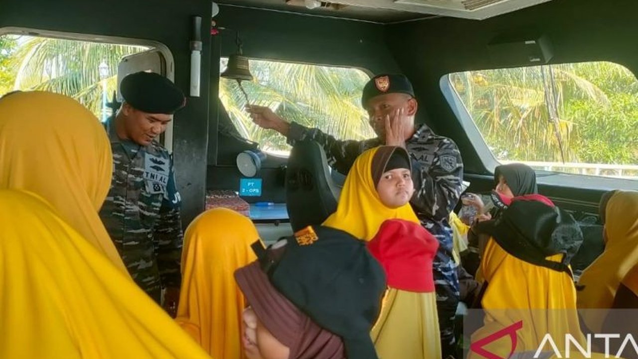 TNI AL Bangka Belitung berhasil menumbuhkan rasa cinta bahari dan wawasan kebangsaan pada ratusan pelajar SDIT Qurani Adh-Dhuhaa melalui kunjungan edukasi ke kapal patroli.