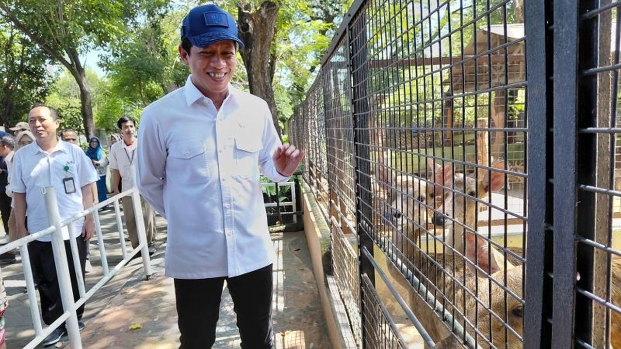 Menteri LHK Hanif Faisol Nurofiq memberikan apresiasi atas kualitas pengelolaan Kebun Binatang Surabaya (KBS) yang dinilai baik dalam hal kesehatan satwa dan kebersihan lingkungan, namun mengingatkan pentingnya kesejahteraan satwa.