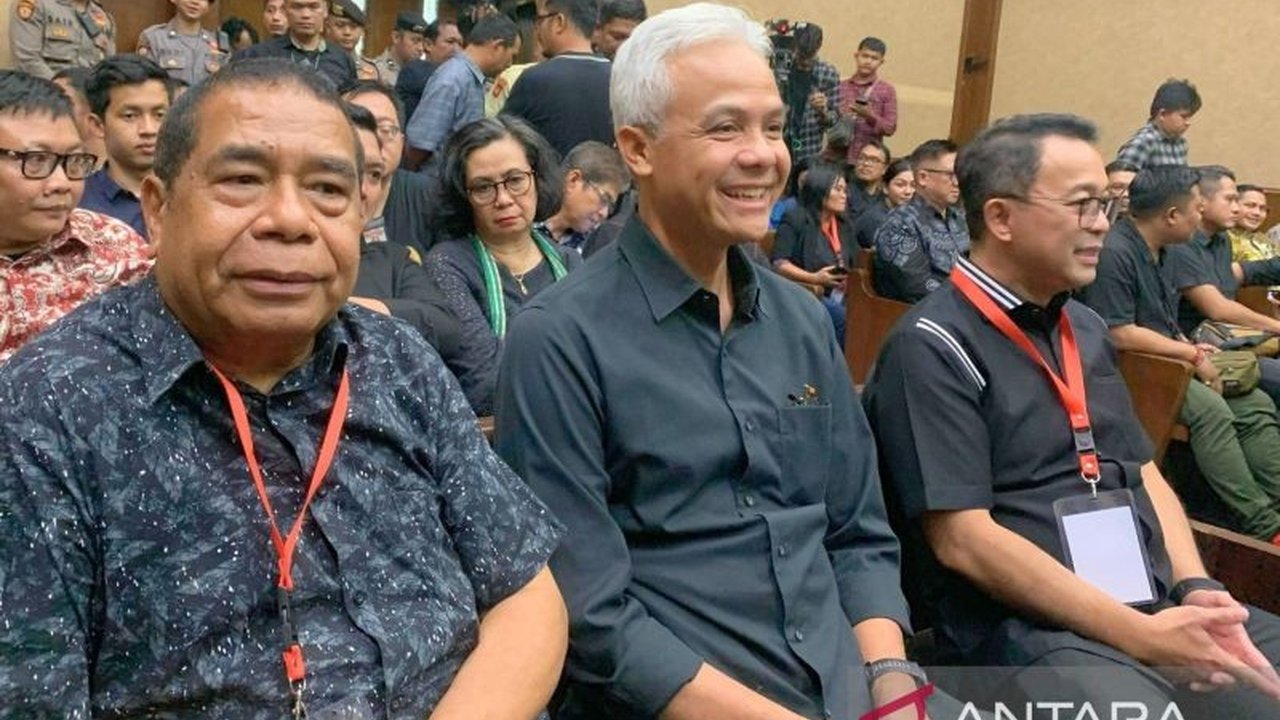 Ganjar Pranowo kembali menunjukkan dukungannya kepada Sekjen PDIP, Hasto Kristiyanto, yang tengah menghadapi persidangan kasus dugaan perintangan penyidikan dan suap.