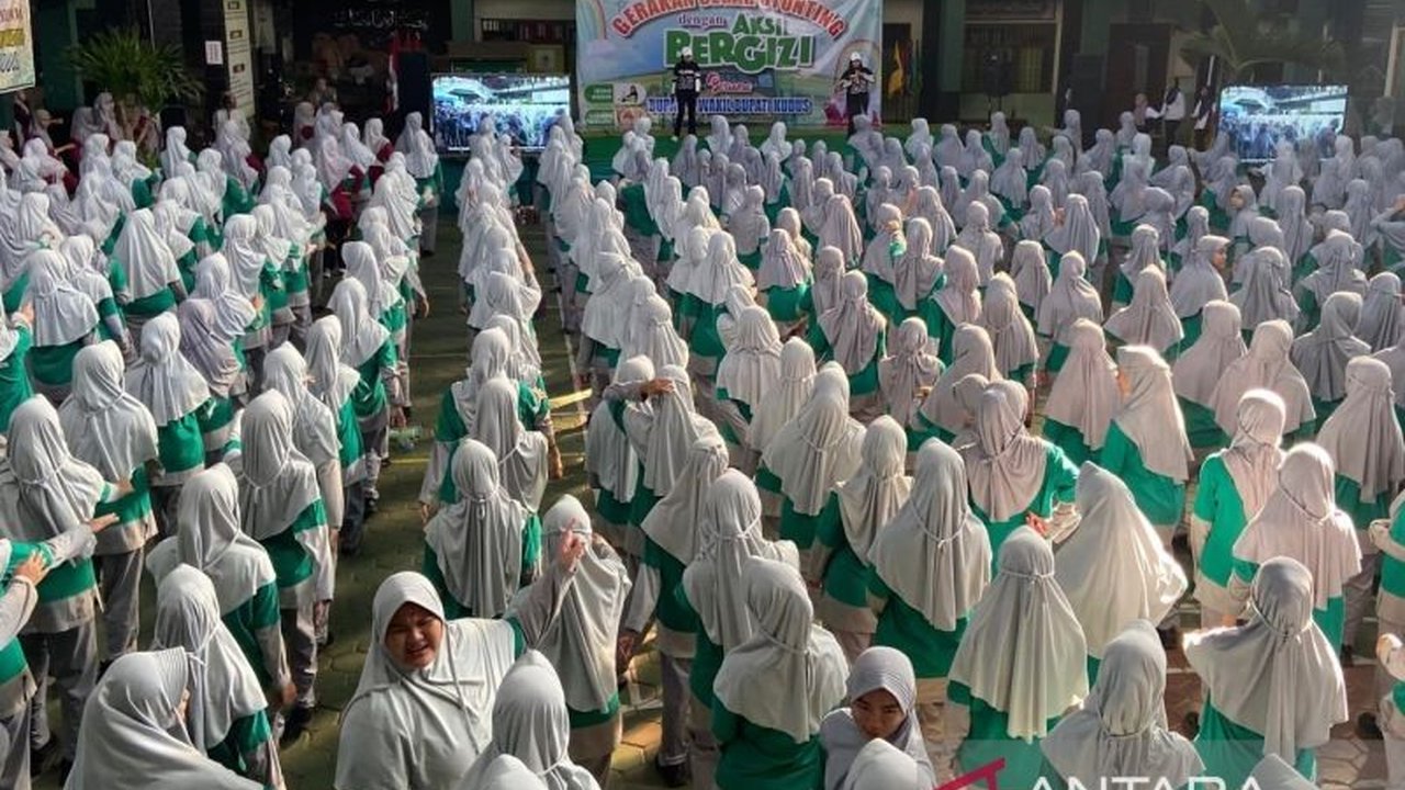 Pemerintah Kabupaten Kudus membagikan tablet penambah darah kepada pelajar perempuan dan mengkampanyekan pola hidup sehat untuk mencegah stunting, dengan angka stunting berhasil ditekan hingga di bawah target nasional.