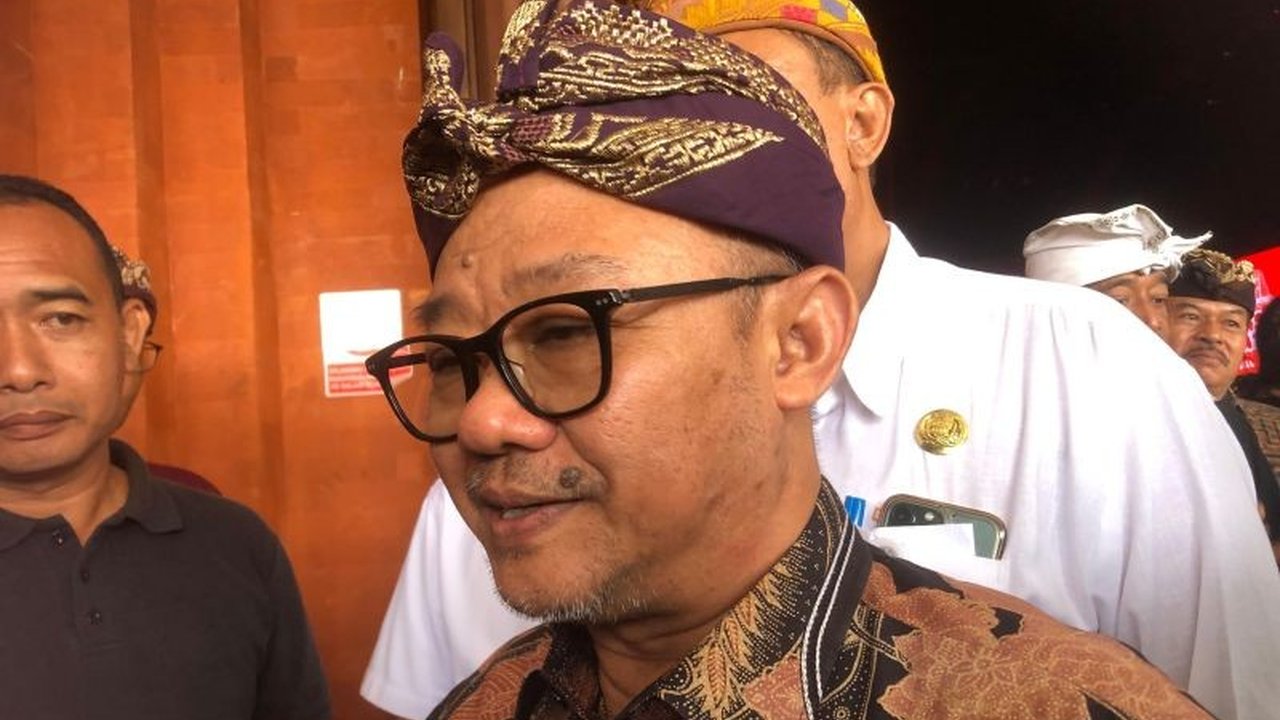 Mendikbudristek Abdul Mu'ti mengumumkan kurikulum coding dan AI siap diterapkan di tahun ajaran 2025/2026, menunggu terbitnya Permendikdasmen setelah harmonisasi di Kemenkumham.