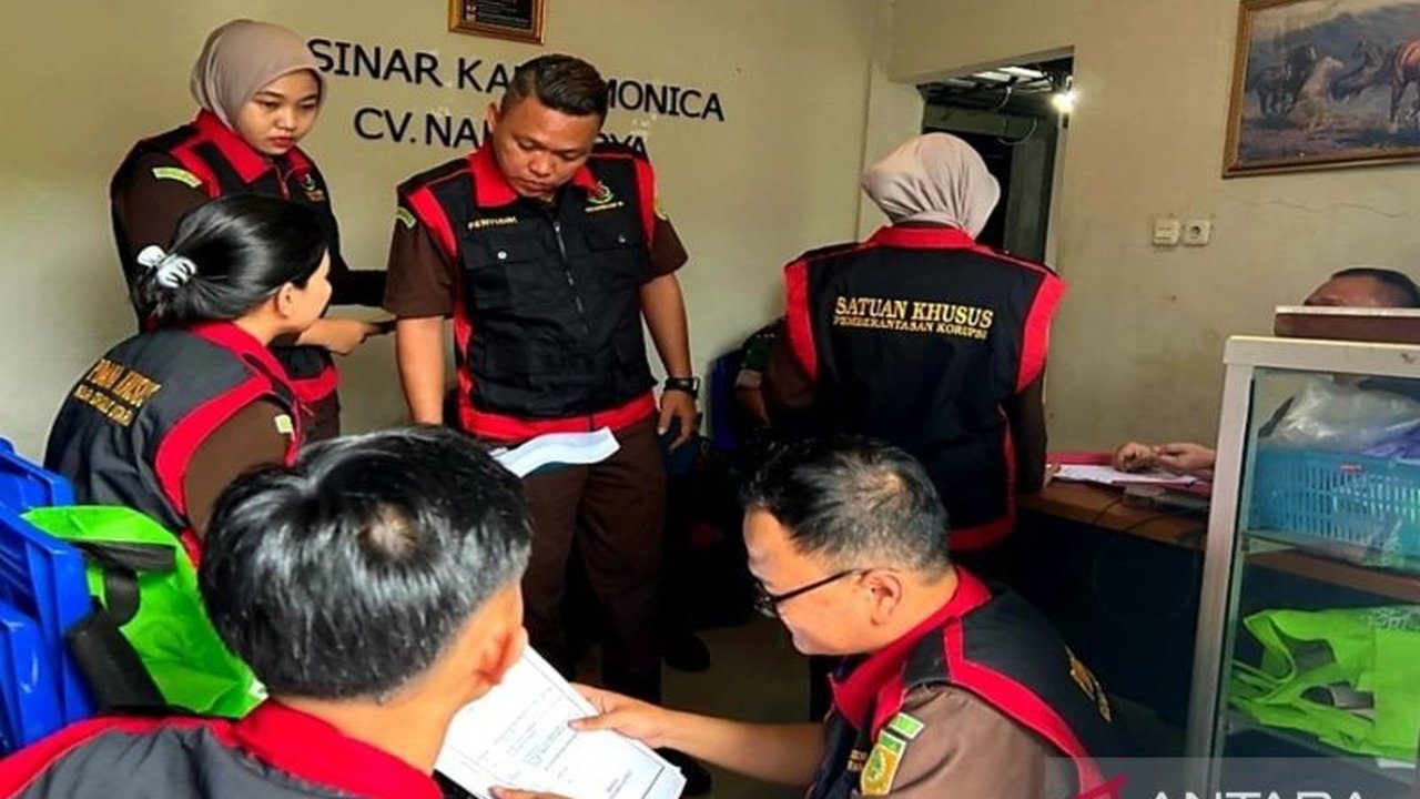 Kejari Gorontalo Utara menggeledah kantor Dinas PUPR dan CV Nafa Karya terkait dugaan korupsi pembangunan masjid di kompleks blok plan Molingkapoto senilai 6,8 miliar dari APBD 2022, ditemukan kekurangan volume pekerjaan Rp755 juta.