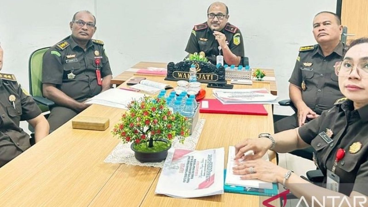 Kejaksaan Tinggi Maluku menghentikan penuntutan kasus narkoba terhadap ARM, menerapkan keadilan restoratif dan rehabilitasi, bukan penjara.