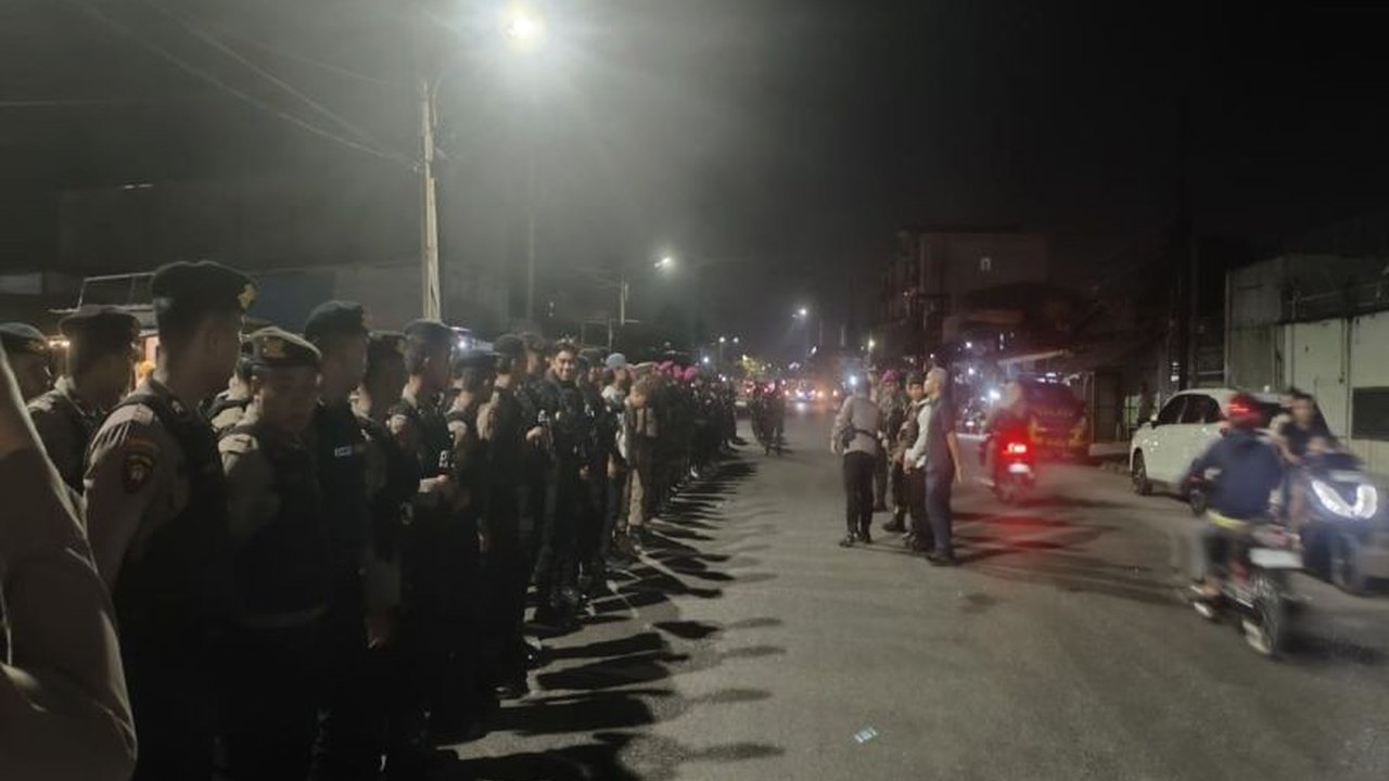 Brimob Polda Sumut meningkatkan patroli malam di Belawan bersama TNI AL dan aparat setempat untuk mencegah tawuran antar kampung susulan setelah insiden yang melukai Kapolsek Medan Belawan.