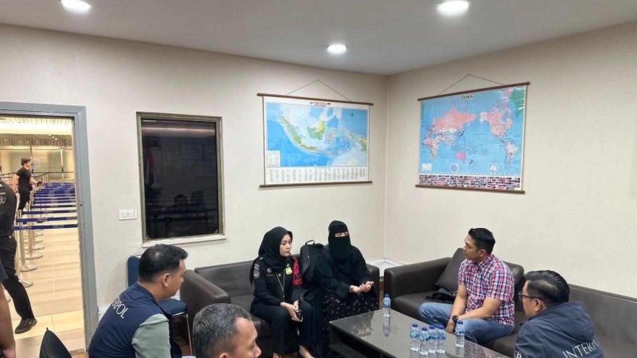 Polda Kepri berhasil menangkap DA, buronan Interpol, terkait kasus penggelapan investasi Rp2 miliar di Batam; suaminya, DS, masih dalam proses pemulangan dari Singapura.