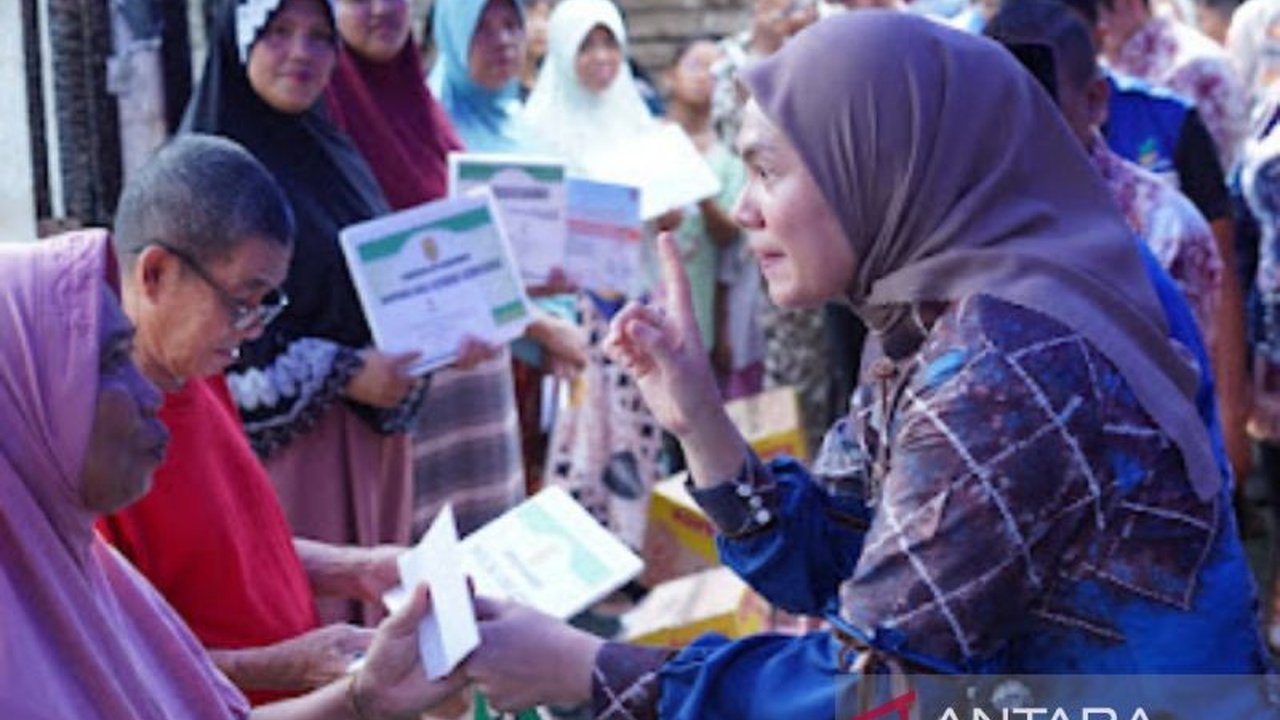 Wakil Wali Kota Banjarmasin menyalurkan bantuan kepada 15 kepala keluarga korban kebakaran di Antasan Kecil Timur, meliputi sembako, kebutuhan pokok, dan bantuan tunai.