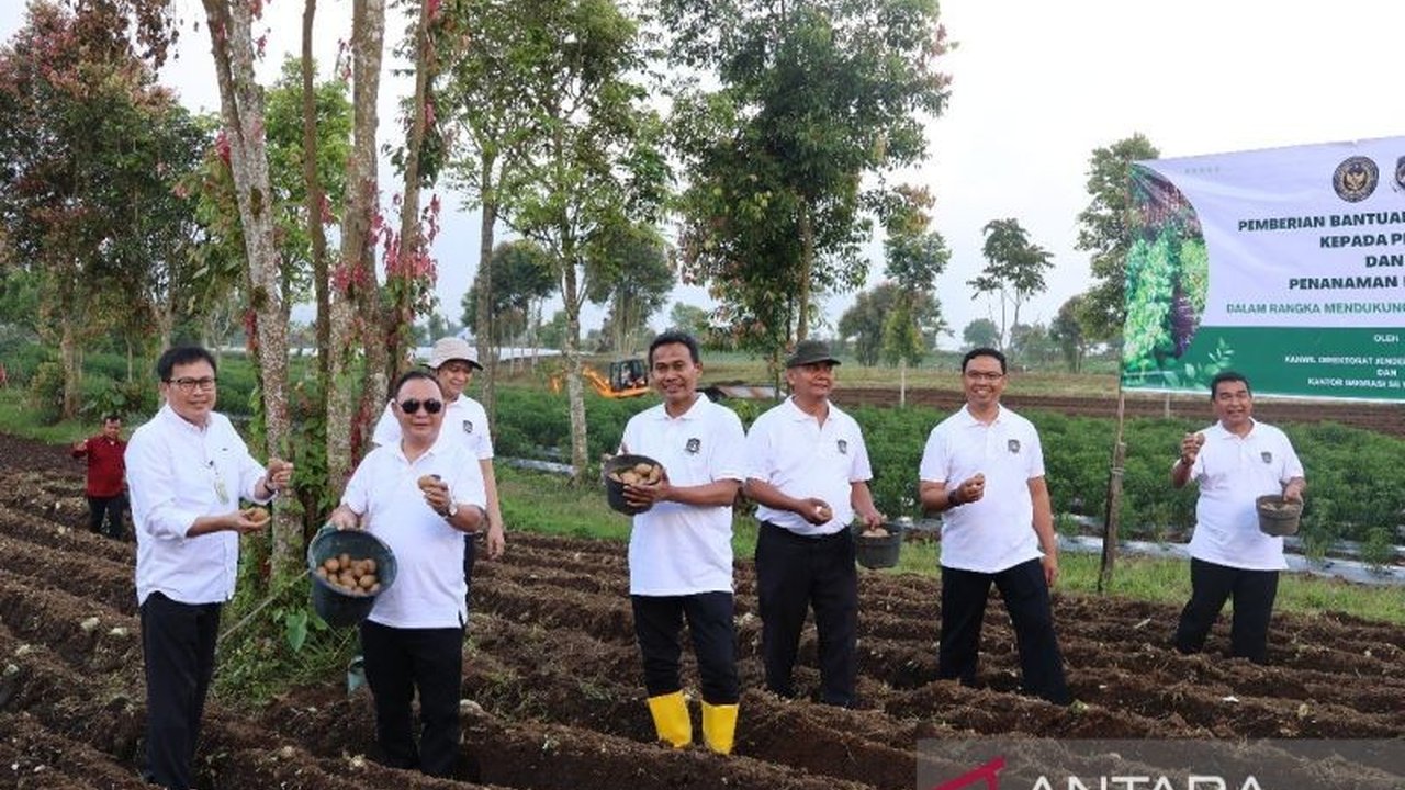 Kantor Imigrasi Jambi salurkan bantuan bibit kentang kepada petani di Kerinci sebagai upaya mendukung ketahanan pangan nasional dan program pemerintah.