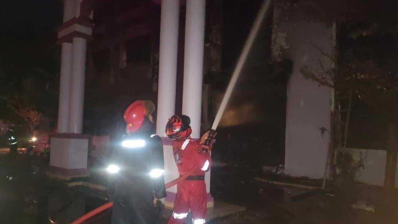 Kebakaran hebat melanda Gedung Fakultas Kesehatan Masyarakat Unand di Padang, Sumatera Barat pada Kamis malam, mengharuskan Damkar mengerahkan tujuh unit armada dan 80 personel untuk memadamkan api.