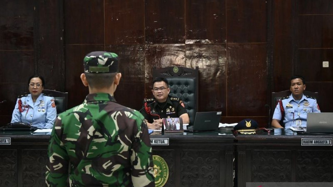 Sidang kasus pembunuhan jurnalis Juwita di Kalsel mengungkap fakta mengejutkan: terdakwa, oknum TNI AL, keluar kesatuan tanpa izin sebelum melakukan aksinya.
