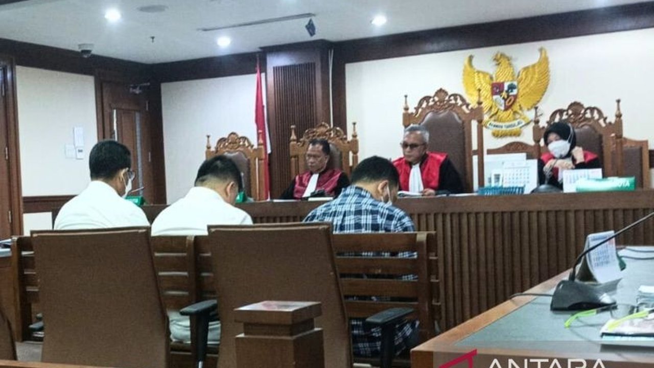 Mantan Jaksa Kejari Jakbar, Azam Akhmad Akhsya, didakwa menilep Rp11,7 miliar uang barang bukti kasus robot trading Fahrenheit dan terancam hukuman penjara.