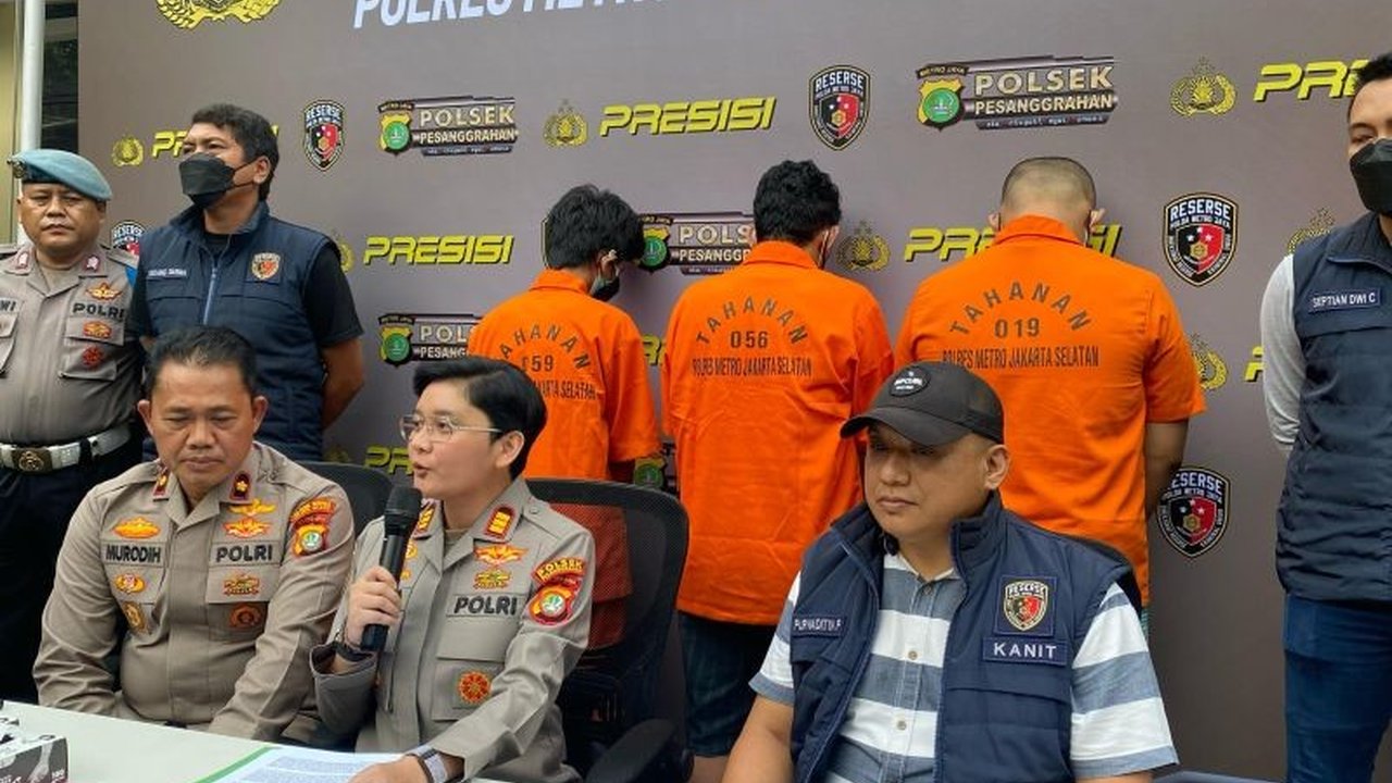 Polisi menangkap tiga pelaku curanmor yang telah beraksi enam kali di Pesanggrahan, Jakarta Selatan; lima motor berhasil disita, korban Utami merasa lega.