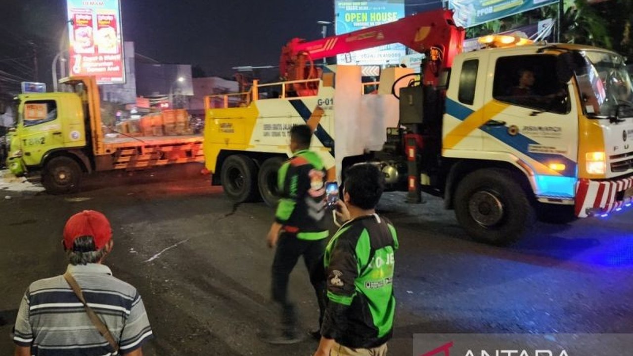Kecelakaan maut terjadi di Semarang; truk pengangkut kertas terguling di persimpangan Jalan MT Haryono dan Jalan Tentara Pelajar, menewaskan seorang pengendara sepeda motor.
