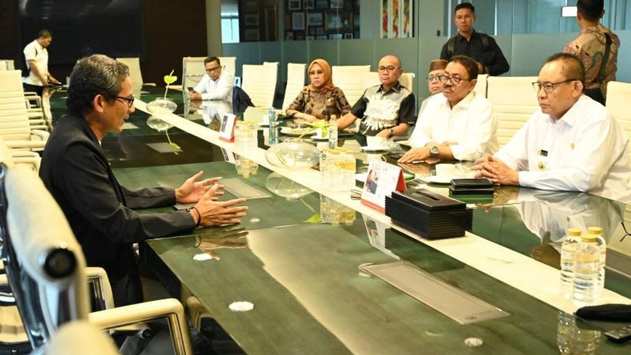 Gubernur Gorontalo dan para bupati bertemu Sandiaga Uno di Jakarta untuk membahas rencana pendirian bank daerah, dengan Sandiaga Uno memberikan dukungan penuh dan saran untuk bermitra dengan bank syariah.