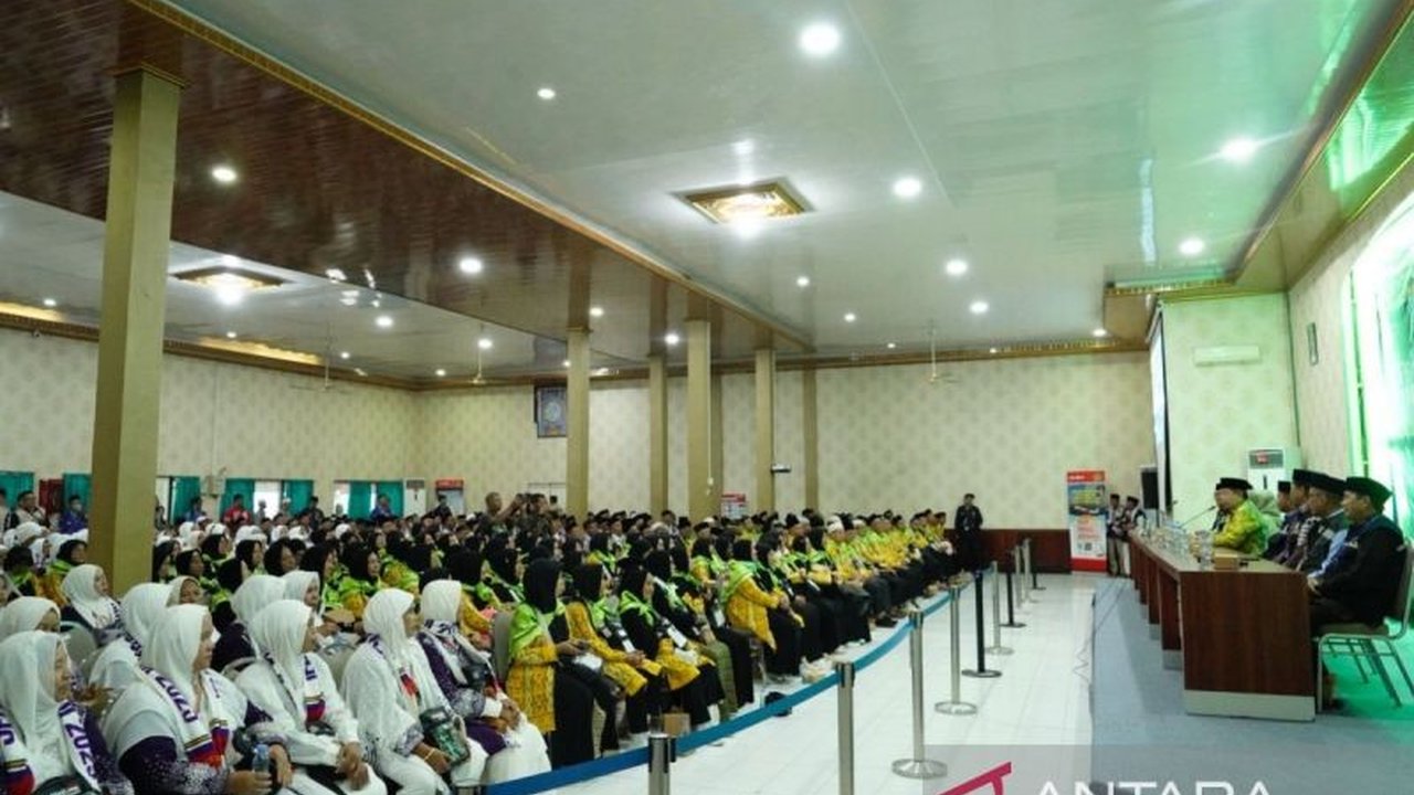 Sebanyak 423 jamaah calon haji (JCH) Kloter 03 Embarkasi Banjarmasin dari Kabupaten Kapuas dan Kotawaringin Barat, Kalimantan Tengah, telah tiba di Asrama Haji Banjarbaru untuk persiapan keberangkatan ke Tanah Suci.
