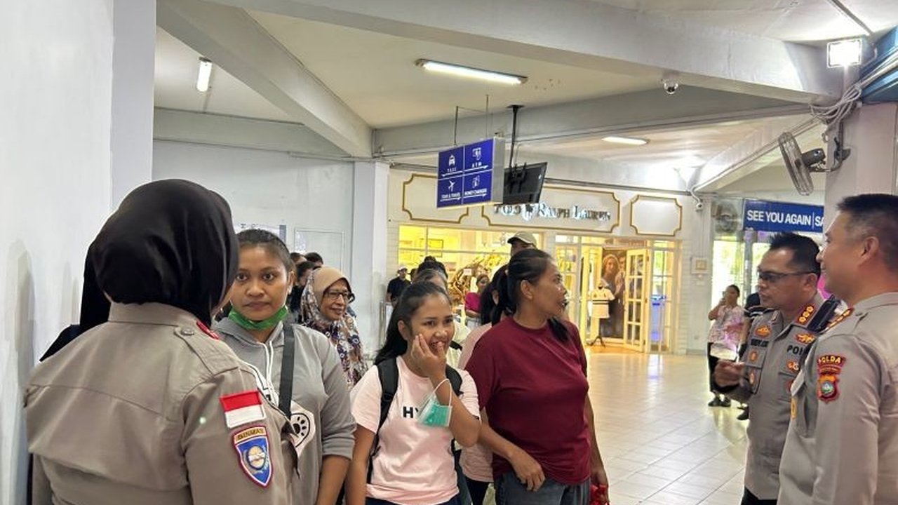 Polda Kepri mengawal pemulangan 105 PMI yang dideportasi dari Malaysia, memastikan kepulangan mereka berjalan lancar dan mendata permasalahan yang mereka hadapi.