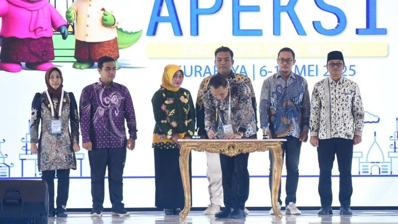 Sejumlah kepala daerah menandatangani MoU Koperasi Merah Putih di Munas VII Apeksi 2025 Surabaya untuk memperkuat sinergi ekonomi antar daerah dan mengatasi tantangan swasembada pangan serta kemiskinan.