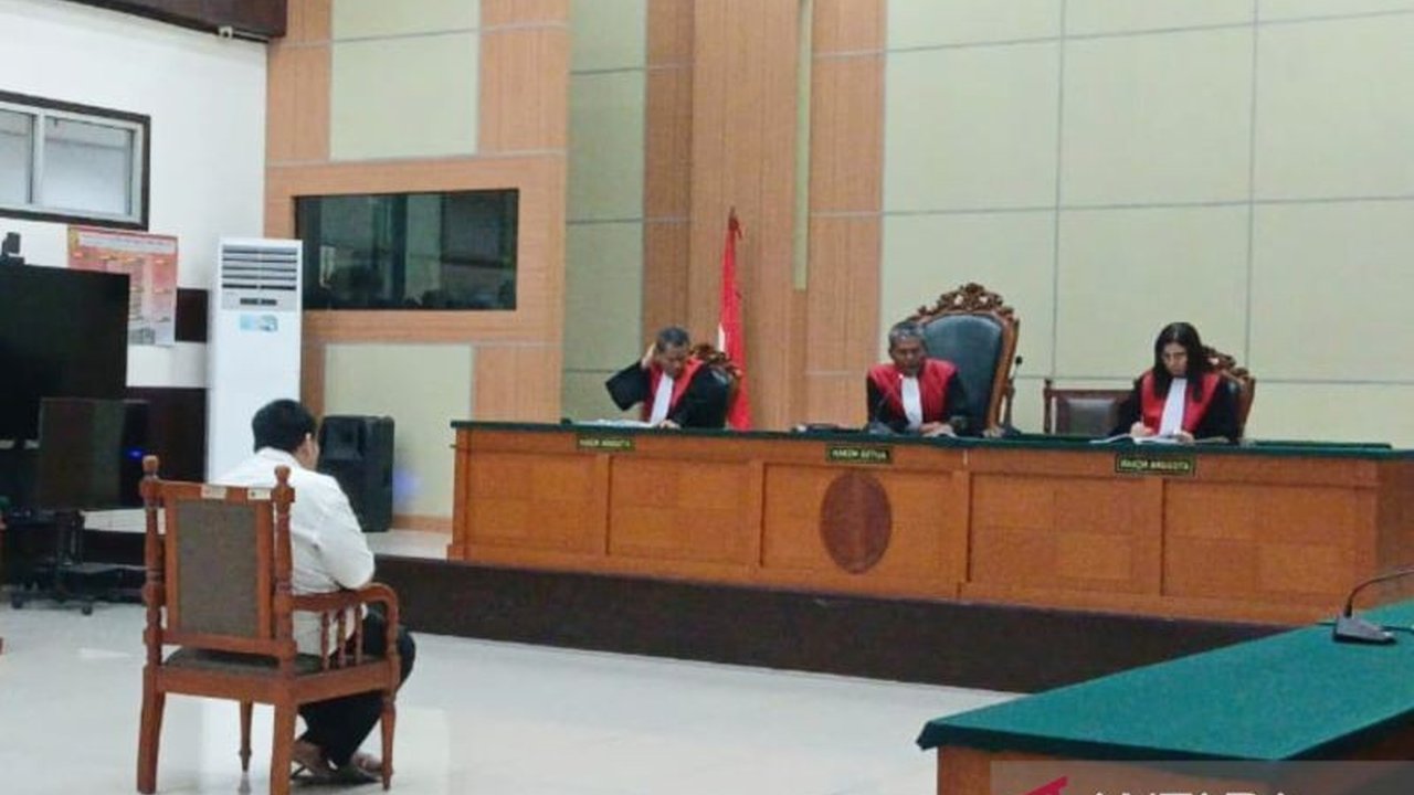 Pengadilan Negeri Jakarta Timur menjatuhkan vonis 10 bulan penjara kepada George Sugama Halim, anak pemilik toko roti, atas kasus penganiayaan terhadap karyawatinya, Dwi Ayu Darmawati.