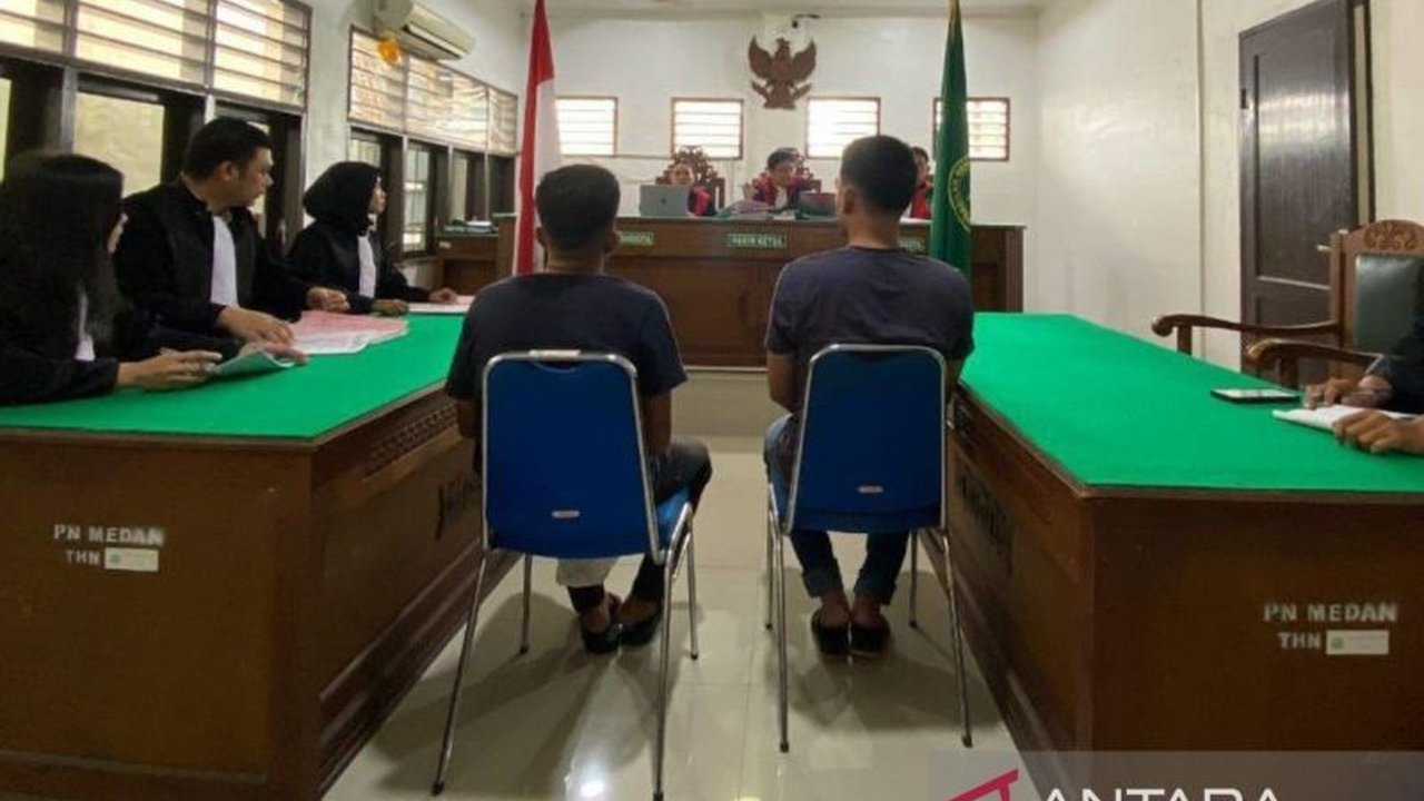 Dua terdakwa kurir narkoba di Medan dituntut hukuman mati oleh Kejari Belawan atas kepemilikan 29 kg sabu dan 39.000 butir ekstasi.