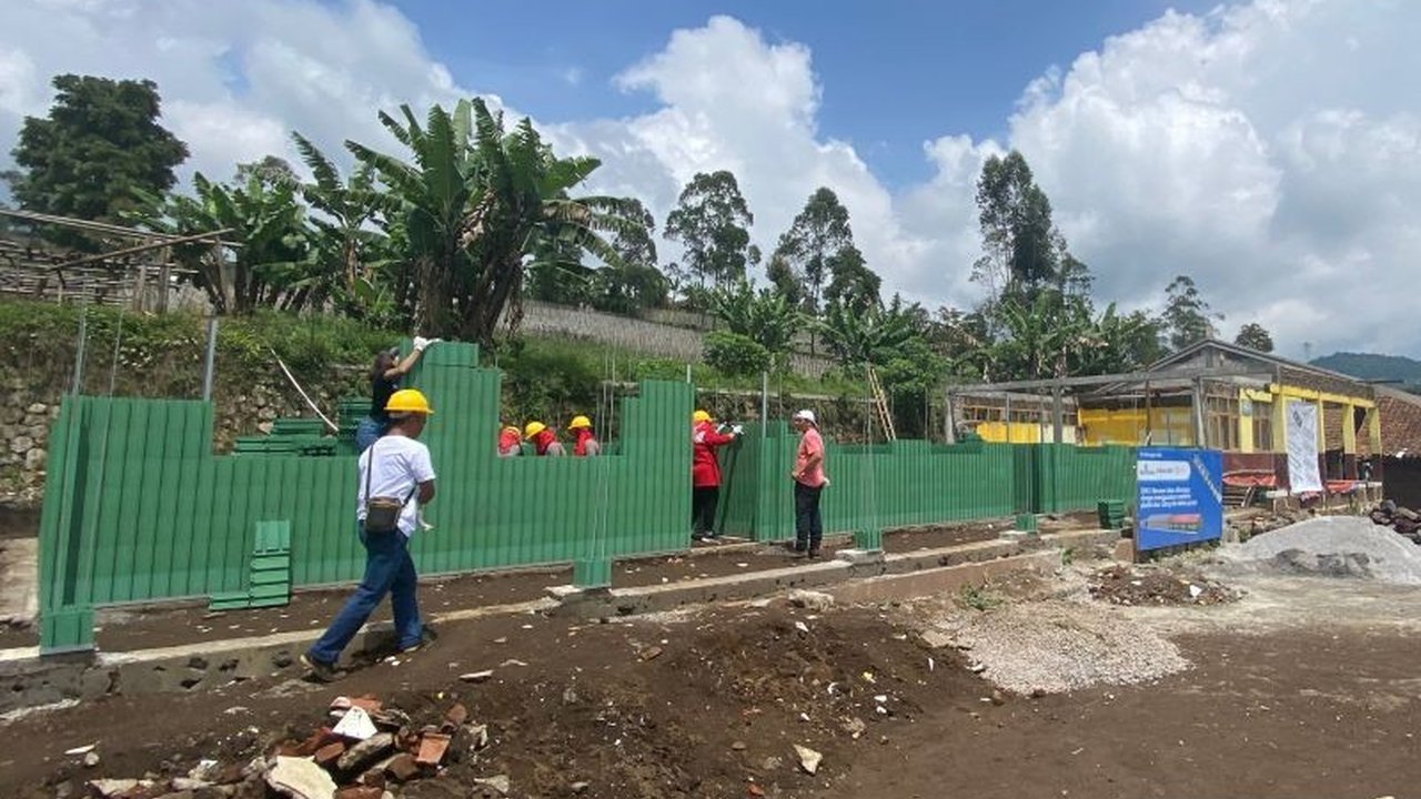 Bupati Garut mendorong pembangunan sekolah tahan gempa ramah lingkungan untuk melindungi siswa di daerah rawan gempa, khususnya di Kecamatan Pasirwangi.