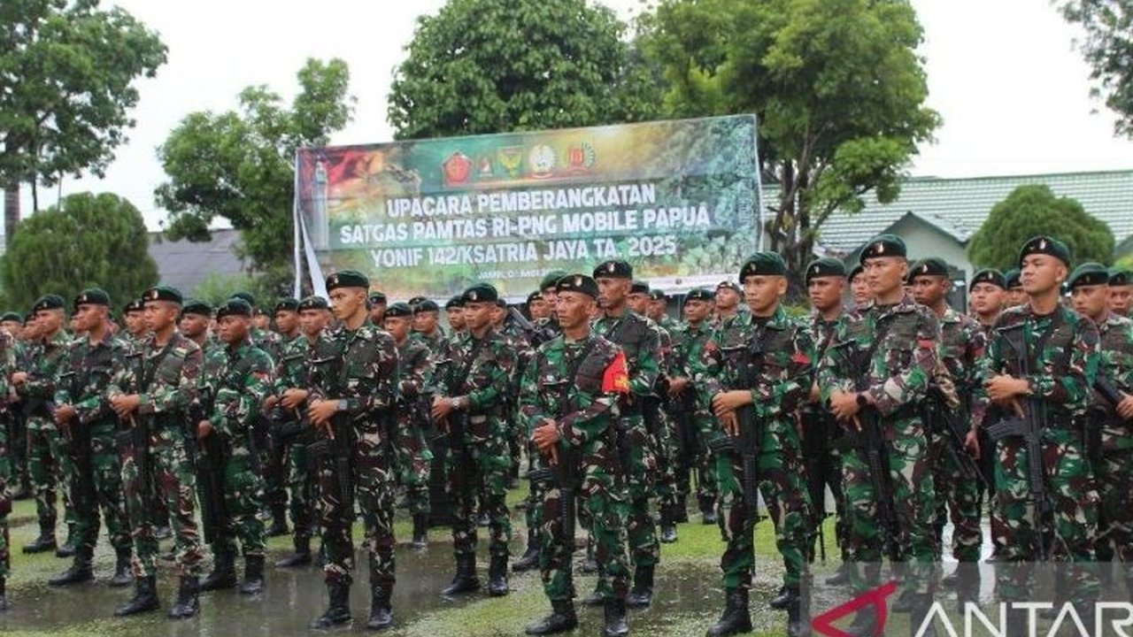 Danrem 042/Gapu melepas Satgas Pamtas Mobile Yonif 142/KJ yang bertugas mengamankan perbatasan RI-PNG di Papua, menekankan tanggung jawab, profesionalisme, dan pendekatan humanis.