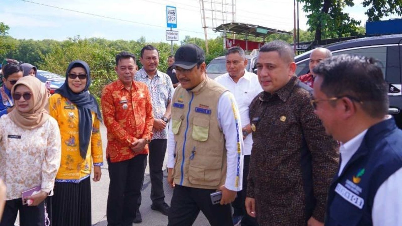 Menteri Sosial dan Wali Kota Makassar meninjau lahan di Untia, Makassar, untuk pembangunan Sekolah Rakyat yang diprioritaskan bagi warga miskin ekstrem guna memutus rantai kemiskinan.