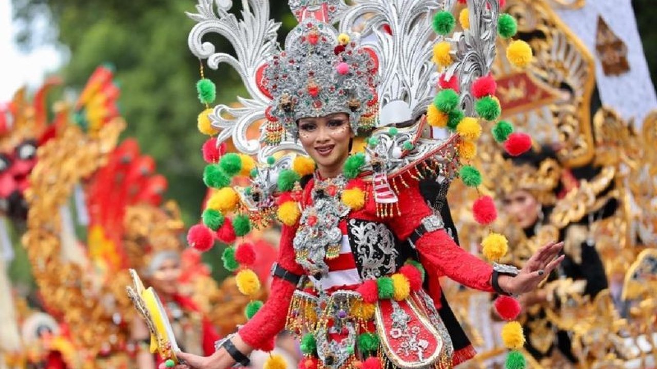Banyuwangi Festival 2025 akan fokus pada event yang menarik wisatawan, terutama Karnaval Etnik Banyuwangi dengan tema 'Ngelukat', untuk menggerakkan ekonomi daerah.