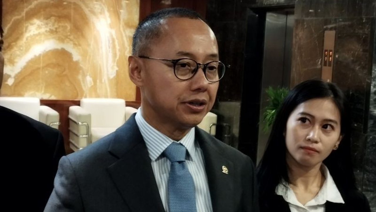 Wakil Ketua MPR RI Eddy Soeparno mendorong penulisan sejarah Indonesia terbaru agar mencakup kisah perjuangan pahlawan secara lengkap dan obyektif, guna menanamkan semangat kebangsaan pada generasi muda.