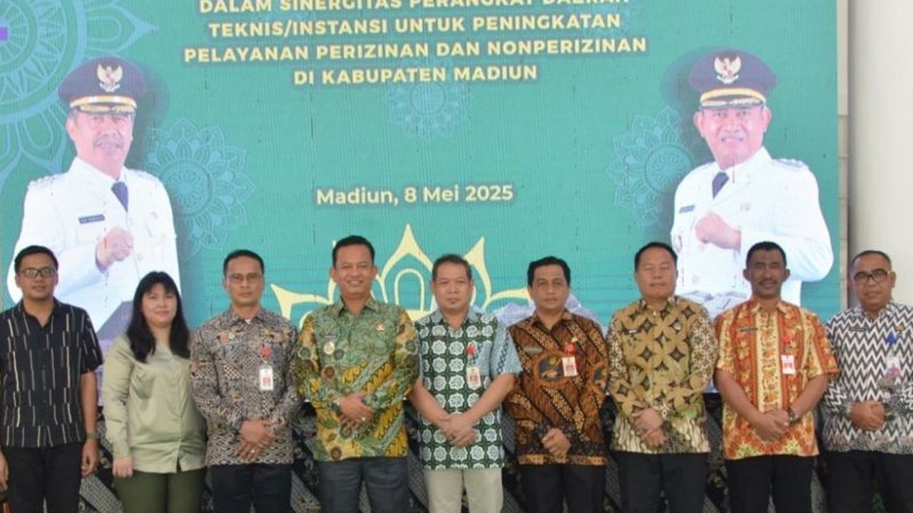 Pemerintah Kabupaten Madiun memudahkan perizinan usaha melalui aplikasi OSS untuk menarik investasi dan menargetkan Rp2,5 triliun pada tahun 2025.