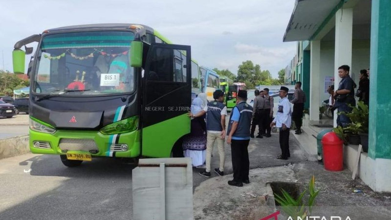 Sebanyak 128 jamaah calon haji (JCH) dari Kabupaten Bangka Barat, Kepulauan Bangka Belitung, berangkat ke Arab Saudi pada Jumat, 9 Mei 2024, untuk menunaikan ibadah haji.