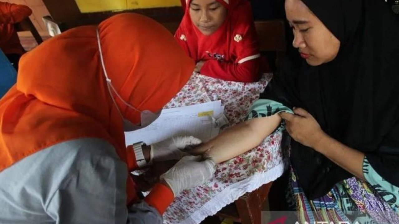 Pemerintah berkomitmen percepat eliminasi TBC di Indonesia pada 2030 lewat Gerakan Bersama Desa dan Kelurahan Siaga TBC, dengan target deteksi kasus 90 persen di 2025.